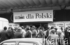 23-24.04.1994, Warszawa, Polska.
Kongres założycielski Unii Wolności. Delegaci przed wejściem do budynku.
Fot. Mieczysław Michalak, zbiory Ośrodka KARTA