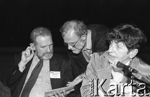 23-24.04.1994, Warszawa, Polska. 
Bronisław Geremek, Aleksander Labuda (od lewej) na kongresie założycielskim Unii Wolności. 
Fot. Mieczysław Michalak, zbiory Ośrodka KARTA