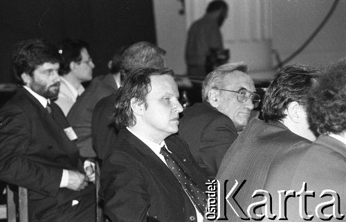 23-24.04.1994, Warszawa, Polska.
Aleksander Hall (na pierwszym planie), Tadeusz Mazowiecki (z prawej), Władysław Frasyniuk (1. z lewej) na kongresie założycielskim Unii Wolności. 
Fot. Mieczysław Michalak, zbiory Ośrodka KARTA