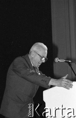 23-24.04.1994, Warszawa, Polska.
Kongres założycielski Unii Wolności, przemawia Andrzej Wielowieyski.
Fot. Mieczysław Michalak, zbiory Ośrodka KARTA