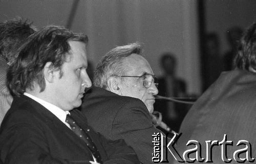 23-24.04.1994, Warszawa, Polska.
Aleksander Hall (z lewej) i Tadeusz Mazowiecki na kongresie założycielskim Unii Wolności. 
Fot. Mieczysław Michalak, zbiory Ośrodka KARTA