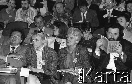 23-24.04.1994, Warszawa, Polska.
Kongres założycielski Unii Wolności. W pierwszym rzędzie Monika Olejnik i Zofia Kuratowska.
Fot. Mieczysław Michalak, zbiory Ośrodka KARTA