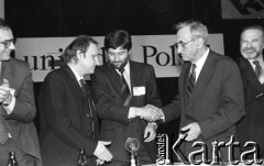 23-24.04.1994, Warszawa, Polska. 
NN, Aleksander Hall, Władysław Frasyniuk, Tadeusz Mazowiecki, Bronisław Geremek (od lewej) na kongresie założycielskim Unii Wolności. 
Fot. Mieczysław Michalak, zbiory Ośrodka KARTA