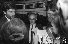 23-24.04.1994, Warszawa, Polska. 
Władysław Frasyniuk (z lewej) i Jan Lityński (w środku) na kongresie założycielskim Unii Wolności. 
Fot. Mieczysław Michalak, zbiory Ośrodka KARTA