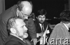 23-24.04.1994, Warszawa, Polska.
Kongres założycielski Unii Wolności. Od lewej: Bronisław Geremek, Jan Maria Rokita i Władysław Frasyniuk.
Fot. Mieczysław Michalak, zbiory Ośrodka KARTA