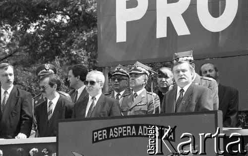 19.06.1994, Wrocław, Polska.
Promocja oficerska w Wyższej Szkole Oficerskiej z udziałem prezydenta Lecha Wałęsy. 1. z lewej stoi prezydent miasta Bogdan Zdrojewski.
Fot. Mieczysław Michalak, zbiory Ośrodka KARTA