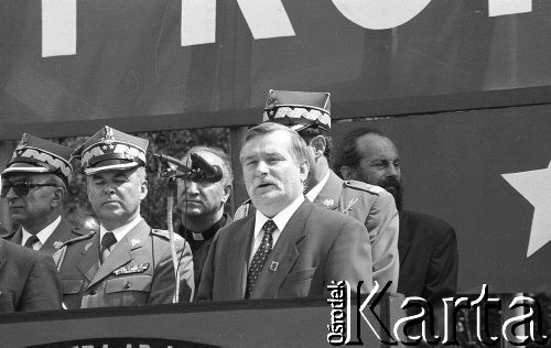 19.06.1994, Wrocław, Polska.
Promocja oficerska w Wyższej Szkole Oficerskiej z udziałem prezydenta Lecha Wałęsy. 
Fot. Mieczysław Michalak, zbiory Ośrodka KARTA