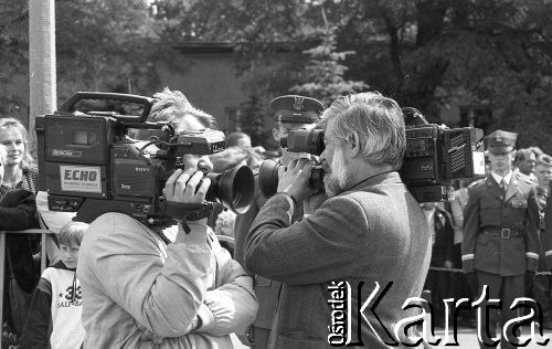 19.06.1994, Wrocław, Polska.
Promocja oficerska w Wyższej Szkole Oficerskiej z udziałem prezydenta Lecha Wałęsy. Reporterzy z kamerami.
Fot. Mieczysław Michalak, zbiory Ośrodka KARTA