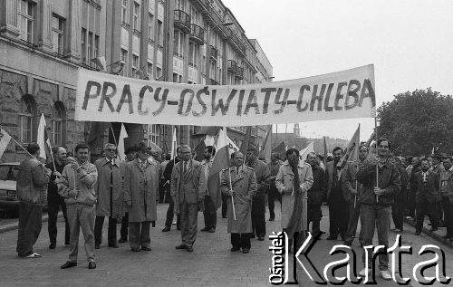Po 1990, Wrocław, Polska.
Pochód pierwszomajowy wyrusza z ul. Mazowieckiej.
Fot. Mieczysław Michalak, zbiory Ośrodka KARTA