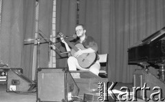 Ok. 1990, Wrocław, Polska.
Jacek Kaczmarski podczas koncertu.
Fot. Mieczysław Michalak, zbiory Ośrodka KARTA