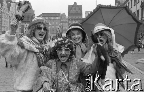 Początek lat 90., Wrocław, Polska.
Pierwszy dzień wiosny. Młodzież w przebraniach świętuje Dzień Wagarowicza na Rynku.
Fot. Mieczysław Michalak, zbiory Ośrodka KARTA