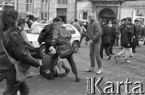 Początek lat 90., Wrocław, Polska.
Pierwszy dzień wiosny, brutalne ataki skinheadów.
Fot. Mieczysław Michalak, zbiory Ośrodka KARTA