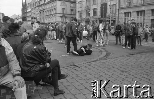 Początek lat 90., Wrocław, Polska.
Pierwszy dzień wiosny, brutalne ataki skinheadów.
Fot. Mieczysław Michalak, zbiory Ośrodka KARTA