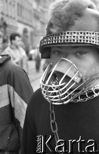 Początek lat 90., Wrocław, Polska.
Pierwszy dzień wiosny, skinhead.
Fot. Mieczysław Michalak, zbiory Ośrodka KARTA