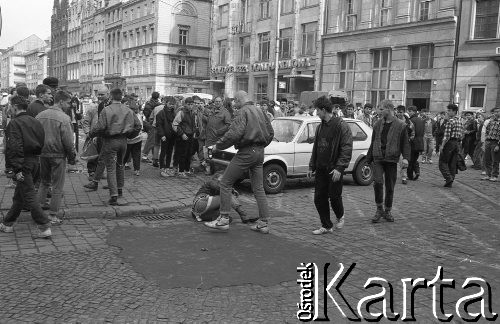 Początek lat 90., Wrocław, Polska.
Pierwszy dzień wiosny, brutalne ataki skinheadów.
Fot. Mieczysław Michalak, zbiory Ośrodka KARTA