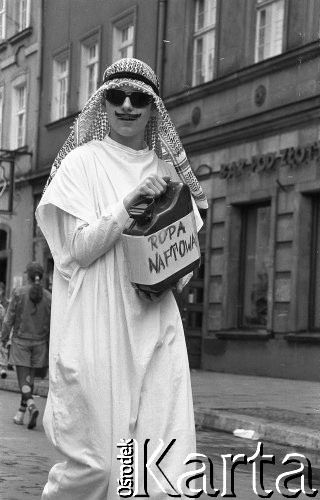 Początek lat 90., Wrocław, Polska.
Pierwszy dzień wiosny. Mężczyzna w przebraniu świętujący Dzień Wagarowicza.
Fot. Mieczysław Michalak, zbiory Ośrodka KARTA