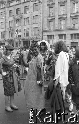 Początek lat 90., Wrocław, Polska.
Pierwszy dzień wiosny. Młodzież w przebraniach świętująca Dzień Wagarowicza.
Fot. Mieczysław Michalak, zbiory Ośrodka KARTA