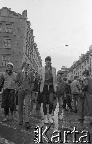 Początek lat 90., Wrocław, Polska.
Pierwszy dzień wiosny. Młodzież w przebraniach świętująca Dzień Wagarowicza.
Fot. Mieczysław Michalak, zbiory Ośrodka KARTA