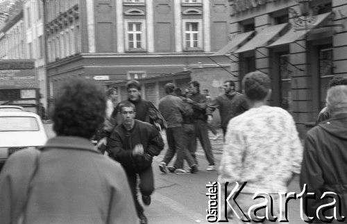 Początek lat 90., Wrocław, Polska.
Pierwszy dzień wiosny, bójka z udziałem skiheadów.
Fot. Mieczysław Michalak, zbiory Ośrodka KARTA