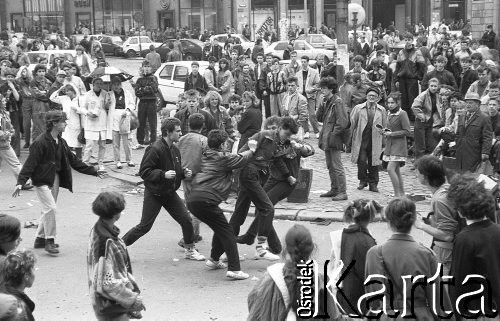 Początek lat 90., Wrocław, Polska.
Pierwszy dzień wiosny, bójka z udziałem skiheadów.
Fot. Mieczysław Michalak, zbiory Ośrodka KARTA