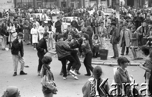 Początek lat 90., Wrocław, Polska.
Pierwszy dzień wiosny, bójka z udziałem skiheadów.
Fot. Mieczysław Michalak, zbiory Ośrodka KARTA