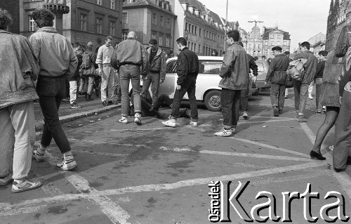 Początek lat 90., Wrocław, Polska.
Pierwszy dzień wiosny. Skinheadzi atakują chłopaka.
Fot. Mieczysław Michalak, zbiory Ośrodka KARTA