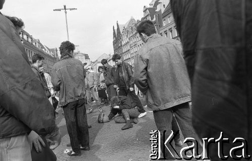 Początek lat 90., Wrocław, Polska.
Pierwszy dzień wiosny. Skinheadzi atakują chłopaka.
Fot. Mieczysław Michalak, zbiory Ośrodka KARTA