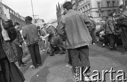 Początek lat 90., Wrocław, Polska.
Pierwszy dzień wiosny. Skinheadzi atakują chłopaka.
Fot. Mieczysław Michalak, zbiory Ośrodka KARTA