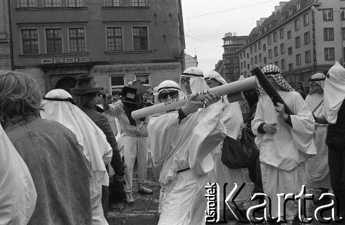 Początek lat 90., Wrocław, Polska.
Pierwszy dzień wiosny. Młodzież w przebraniach świętująca Dzień Wagarowicza.
Fot. Mieczysław Michalak, zbiory Ośrodka KARTA