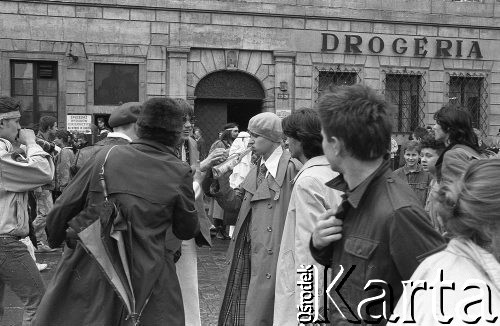 Początek lat 90., Wrocław, Polska.
Pierwszy dzień wiosny. Młodzież świętująca Dzień Wagarowicza.
Fot. Mieczysław Michalak, zbiory Ośrodka KARTA