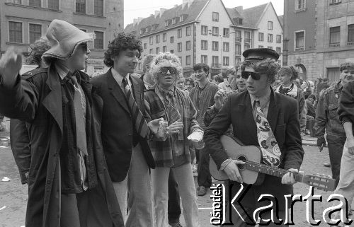 Początek lat 90., Wrocław, Polska.
Pierwszy dzień wiosny. Młodzież w przebraniach świętująca Dzień Wagarowicza.
Fot. Mieczysław Michalak, zbiory Ośrodka KARTA