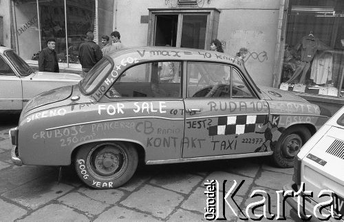 Początek lat 90., Wrocław, Polska.
Pierwszy dzień wiosny, samochód z napisami na karoserii.
Fot. Mieczysław Michalak, zbiory Ośrodka KARTA