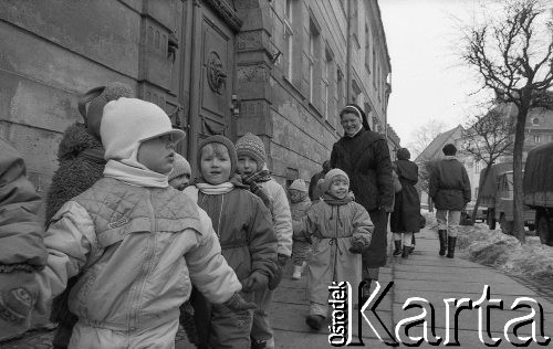 Początek lat 90., Wrocław, Polska.
Pierwszy dzień wiosny. Przedszkolaki podczas wycieczki.
Fot. Mieczysław Michalak, zbiory Ośrodka KARTA