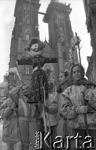 Początek lat 90., Wrocław, Polska.
Pierwszy dzień wiosny. Dzieci z marzanną, w tle archikatedra św. Jana Chrzciciela.
Fot. Mieczysław Michalak, zbiory Ośrodka KARTA