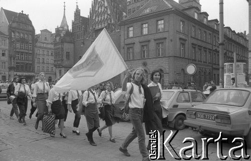 Lata 90., Wrocław, Polska.
Młodzież świętuje pierwszy dzień wiosny.
Fot. Mieczysław Michalak, zbiory Ośrodka KARTA