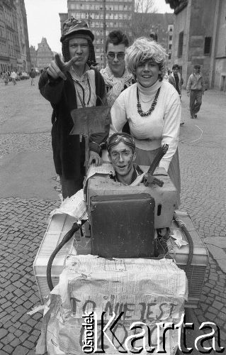 Początek lat 90., Wrocław, Polska.
Pierwszy dzień wiosny. Młodzież w przebraniach świętująca Dzień Wagarowicza.
Fot. Mieczysław Michalak, zbiory Ośrodka KARTA