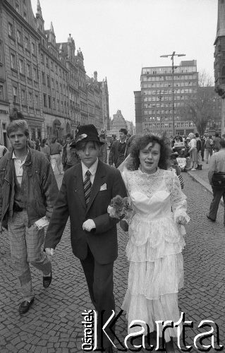 Początek lat 90., Wrocław, Polska.
Pierwszy dzień wiosny. Młodzież w przebraniach świętująca Dzień Wagarowicza.
Fot. Mieczysław Michalak, zbiory Ośrodka KARTA