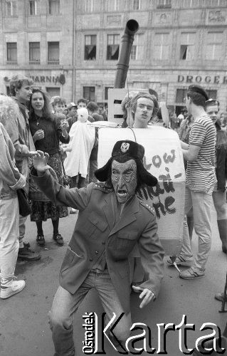 Początek lat 90., Wrocław, Polska.
Pierwszy dzień wiosny. Młodzież w przebraniach świętująca Dzień Wagarowicza.
Fot. Mieczysław Michalak, zbiory Ośrodka KARTA