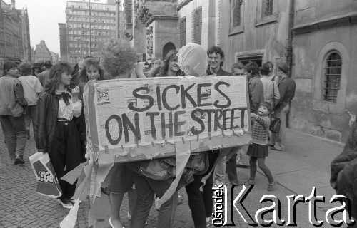 Początek lat 90., Wrocław, Polska.
Pierwszy dzień wiosny. Młodzież świętująca Dzień Wagarowicza.
Fot. Mieczysław Michalak, zbiory Ośrodka KARTA