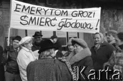 Lata 90., Wrocław, Polska.
Protest emerytów i rencistów. Uczestnicy manifestacji trzymają transparent z hasłem: 