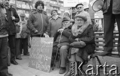 Lata 90., Wrocław, Polska.
Protest emerytów i rencistów. Uczestnicy manifestacji z transparentem o treści: 