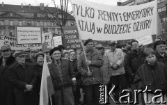 Lata 90., Wrocław, Polska.
Protest emerytów i rencistów. Uczestnicy manifestacji z transparentami m.in. o treści: 