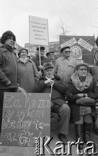 Lata 90., Wrocław, Polska.
Protest emerytów i rencistów. Uczestnicy manifestacji z transparentami m.in. o treści: 