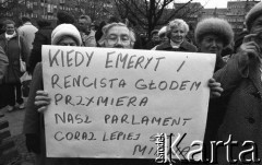 Lata 90., Wrocław, Polska.
Protest emerytów i rencistów. Uczestnicy manifestacji z transparentem o treści: 
