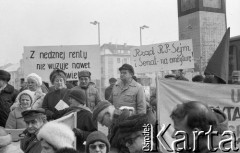 Lata 90., Wrocław, Polska.
Protest emerytów i rencistów. Uczestnicy manifestacji z transparentami o treści: 