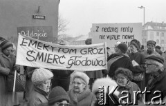 Lata 90., Wrocław, Polska.
Protest emerytów i rencistów. Uczestnicy manifestacji z transparentami o treści: 