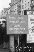 Lata 90., Wrocław, Polska.
Protest emerytów i rencistów, transparent z hasłem 