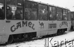 1990, Wrocław, Polska.
Pierwsze reklamy na tramwaju - papierosów Camel.
Fot. Mieczysław Michalak, zbiory Ośrodka KARTA
