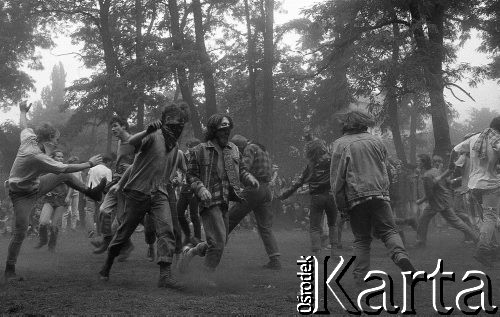Lata 90., Wrocław, Polska.
Koncert punkowy na Wyspie Słodowej, tańcząca publiczność. 
Fot. Mieczysław Michalak, zbiory Ośrodka KARTA