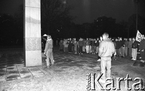 1991, Wrocław, Polska.
Próba zniszczenia Pomnika Poległych Milicjantów na placu Powstańców Śląskich.
Fot. Mieczysław Michalak, zbiory Ośrodka KARTA